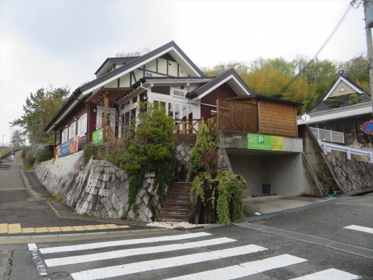 岡場　駅前の交差点角地　１Ｆ　洋菓子店、カフェ　居抜き店舗