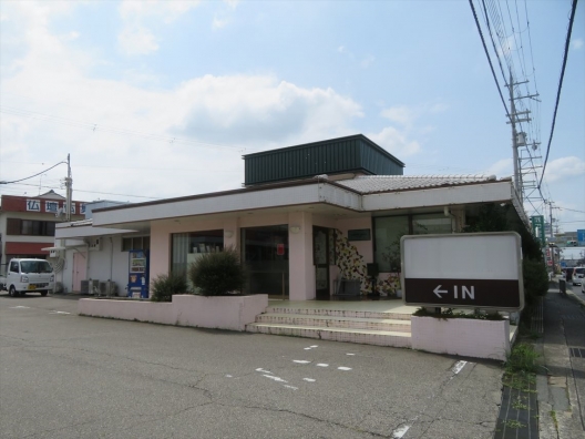 志染　県道22号沿い　元美容室　大型貸店舗
