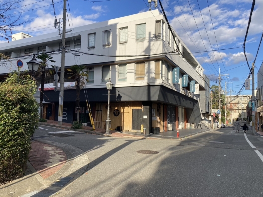 雲雀丘花屋敷　駅前の小区画テナントビル　貸店舗