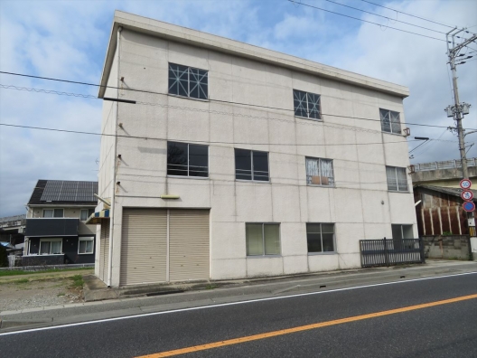 貸倉庫/三木別所　県道20号　鉄骨３階建　貸倉庫・作業場