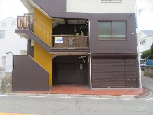 滝の茶屋　屋内車庫付　スケルトン（元整骨院）　１Ｆ　貸店舗