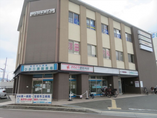 宝塚山本　山本駅交番前交差点　元携帯ショップ　１Ｆ　貸店舗