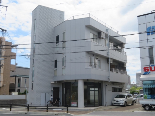 西宮北口　中津浜線　角地ビル　アールの出入口が印象的