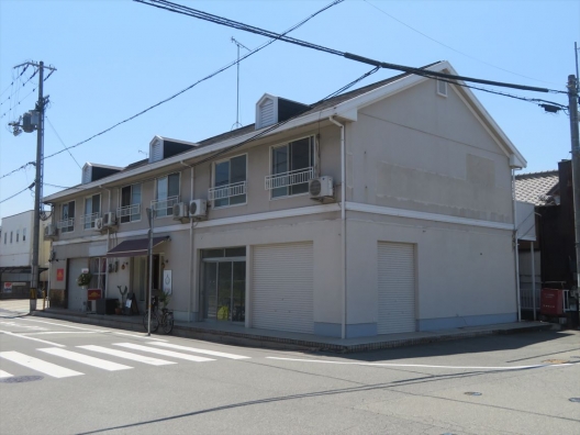 宝殿　ＪＲ宝殿駅の真正面　角地で目立つ　貸店舗・事務所