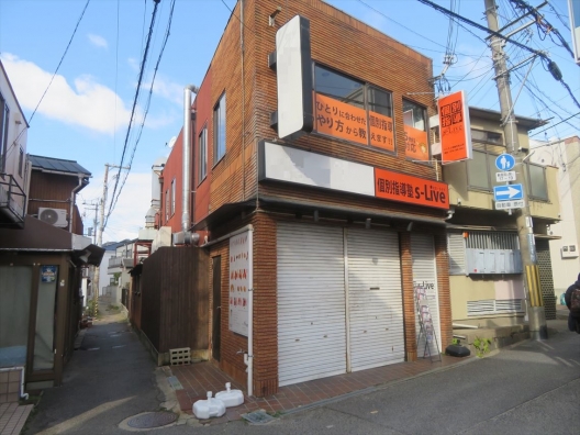 月見山　駅前のメインストリート　テイクアウトに好適