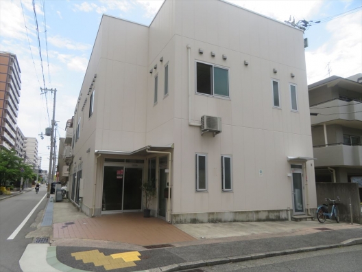 甲南山手　角地ビル　駐車スペース３台有り　貸店舗・事務所