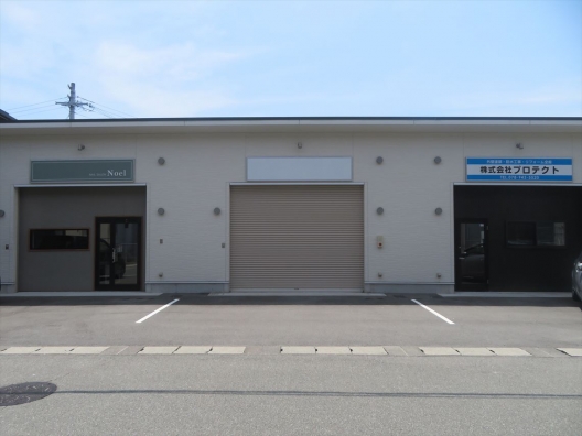 住宅街の立地　駐車場２台付　倉庫にも好適　貸店舗・倉庫