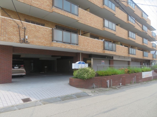 宝塚南口　県道から少し入った住宅地　落ち着いたお店に好適