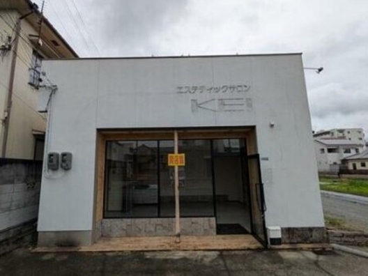 播磨高岡　ガラスブロックが印象的　駐車場付　木造一戸建