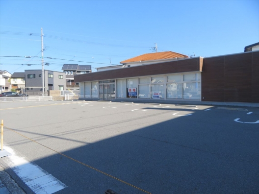 滝野社　生活幹線道路沿い　ロードサイド　駐車場12台付