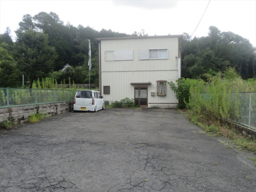 猪名川町北　県道12号沿い　駐車場4台付　元営業所
