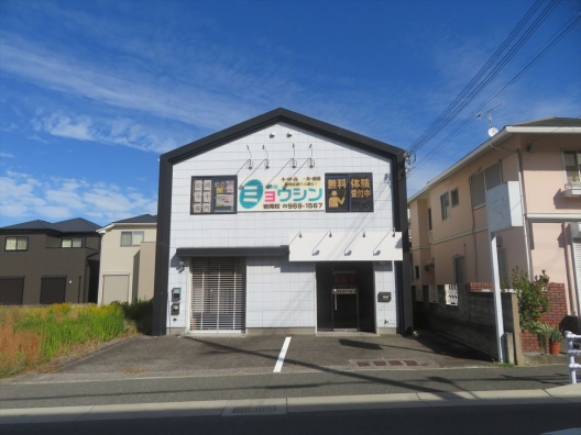 岩岡　イズミヤＳＣすぐ　駐車場2台付　事務所仕様