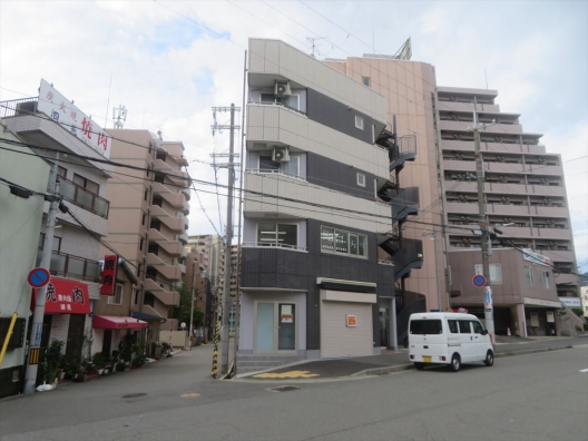 灘　駅前角地　軽飲食可　事務所仕様　１Ｆ　貸店舗・事務所