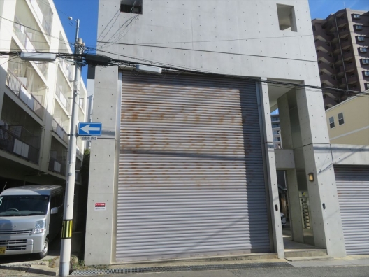 湊川公園　コンクリート打ち放しのビル　１Ｆ　貸店舗・事務所