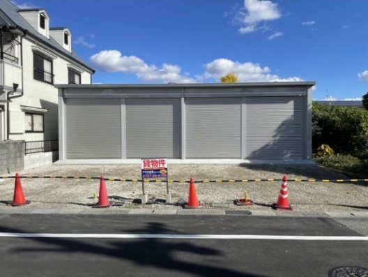 山本　駐車場2台付　14坪　新築　貸倉庫・ガレージ