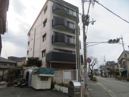 伊丹南　住宅街の角地　スケルトン（元クリニック）　貸店舗