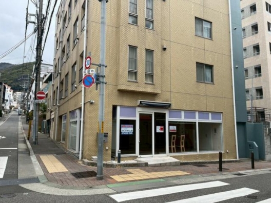 三宮　パールストリート角地　元クリニーング店　１Ｆ　貸店舗