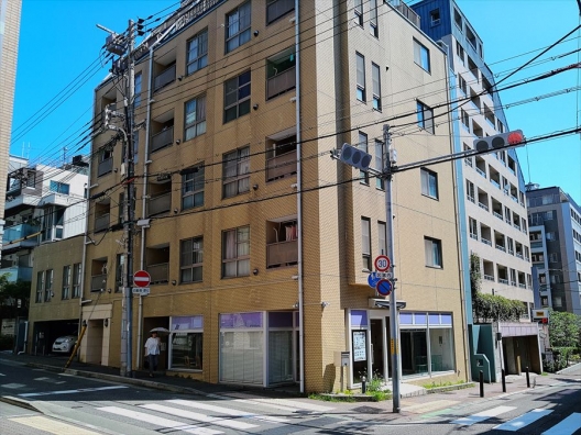 三宮　パールストリート角地　元クリーニング店　１Ｆ　貸店舗