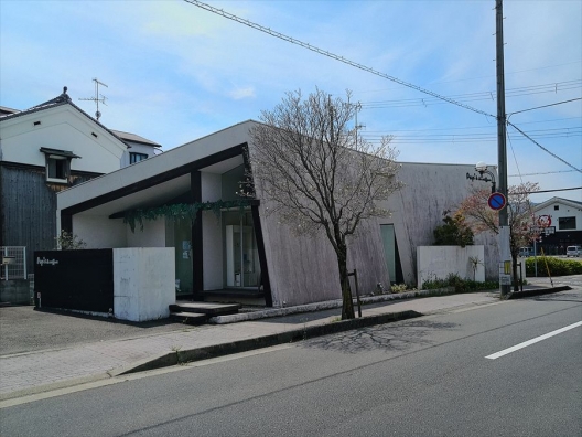 中山寺　駅近　お洒落な建物　元美容室　鉄骨平家一戸建