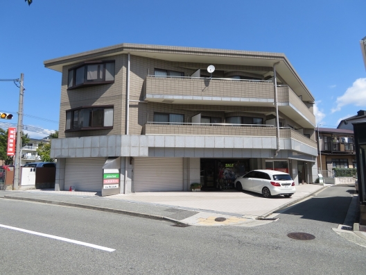 苦楽園口　越木岩筋　南西角地の建物　美容室　１Ｆ　貸店舗