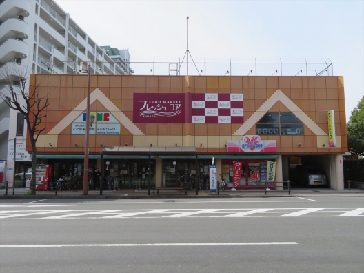 ＪＲ尼崎　スーパーマーケット内　道路にも面す　元買取専門店