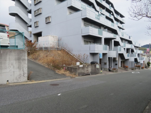 垂水桃山台　閑静な住宅地　スケルトン（元営業所）　貸店舗