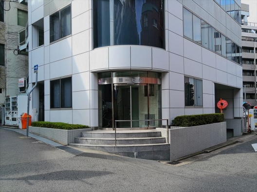 県庁前　南西角地　事務所仕様　１Ｆ　貸店舗・事務所
