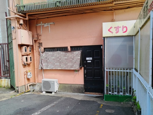 三宮　北野通り西端　駐車場1台付　元薬局　１Ｆ　貸店舗