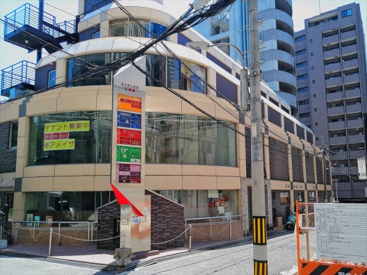 三宮　大型のアール窓　スケルトン（元美容室）　２Ｆ　貸店舗