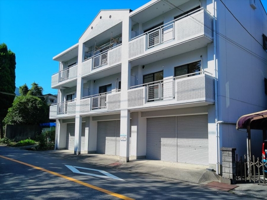 有馬　県道98号　12坪　シャッター付　貸倉庫・ガレージ