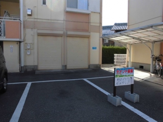 伊川谷　駐車場3台付　元ボディピアス店　１Ｆ　貸店舗・事務所