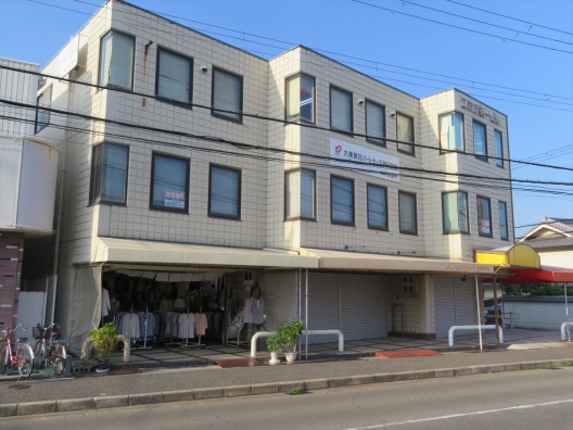 玉津　スーパーの隣　駐車場付　元衣料品店　１Ｆ　貸店舗